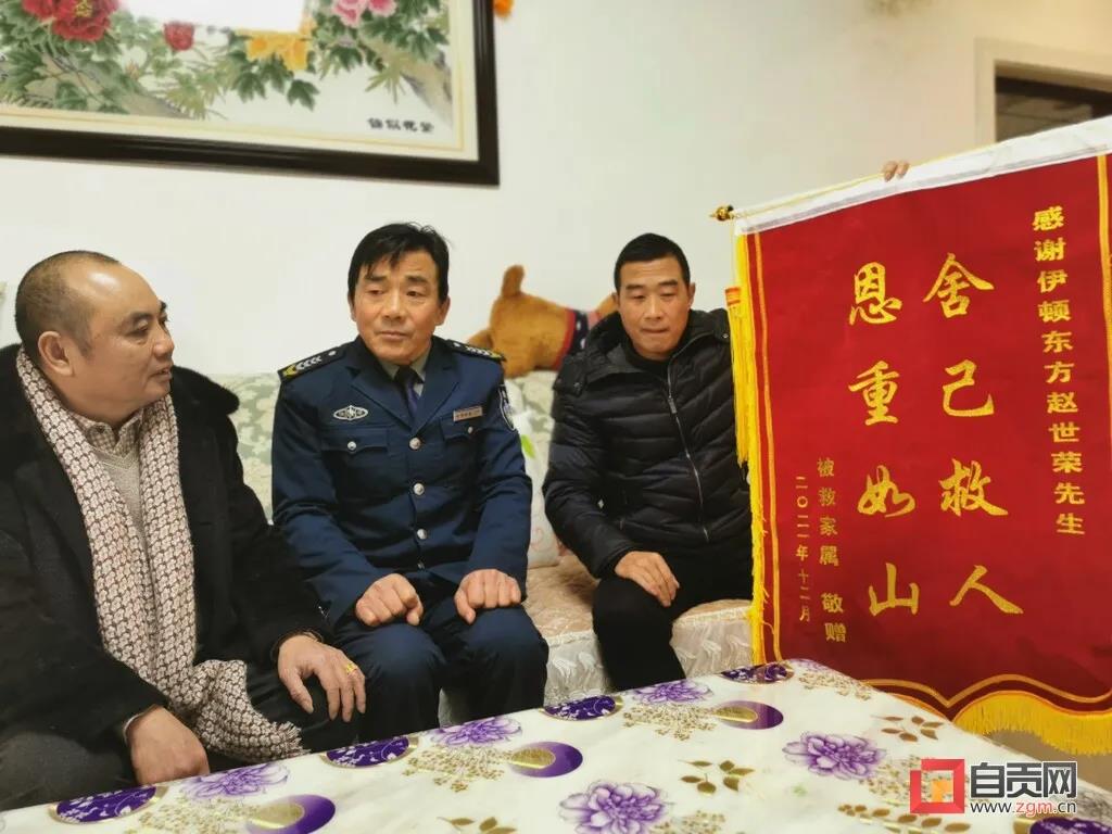 大赞！河水冰冷 富顺三位平凡英雄勇救落水女子