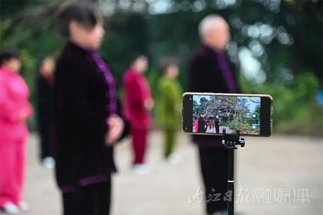 天哪！内江竟有高手在公园同练武侠小说里的绝学“易筋经”！(图2)