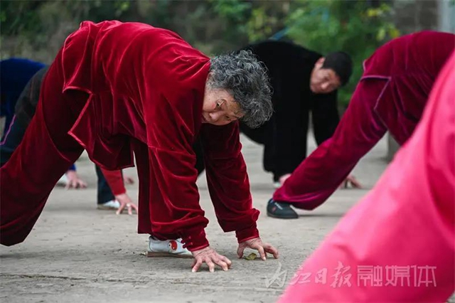 天哪！内江竟有高手在公园同练武侠小说里的绝学“易筋经”！(图17)