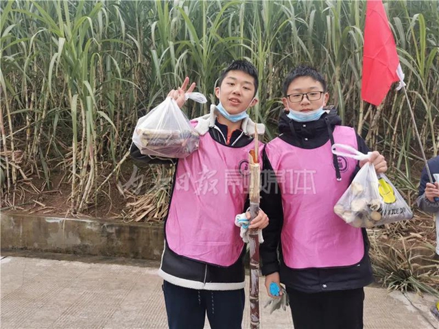 真甜!50名内江学生甘蔗地里寻“甜味儿”(图8) 真甜!50名内江学生甘蔗地里寻“甜味儿”(图8)