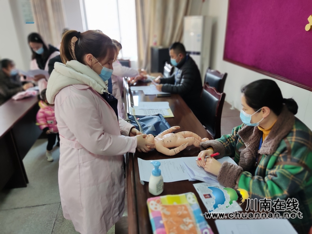 泸县立石镇小儿推拿品牌培训班24人顺利毕业(图1)