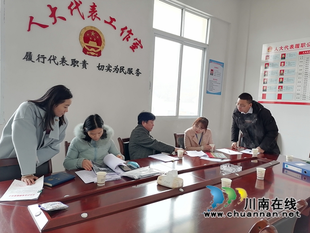 泸县综合行政执法局到太伏镇兆雅镇督导农村生活垃圾分类工作(图1)