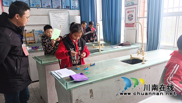 泸县教育和体育局到百和镇开展小学科学实验抽测工作(图1)