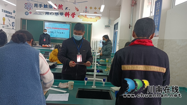 泸县教育和体育局到百和镇开展小学科学实验抽测工作(图2)