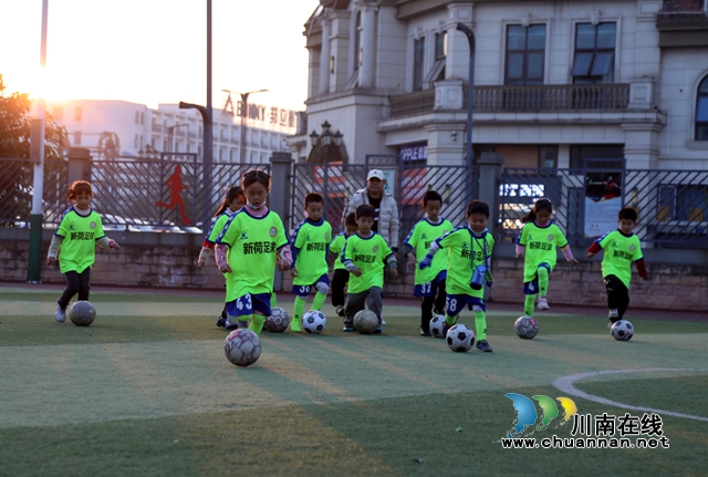 江阳：特色课程托起快乐童年(图1)