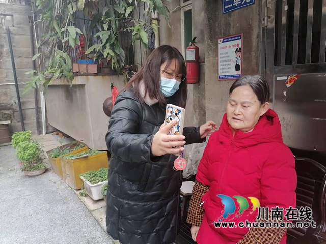 龙马潭区小市街道回龙湾社区为退休老人进行上门认证服务(图1) 龙马潭区小市街道回龙湾社区为退休老人进行上门认证服务(图1)