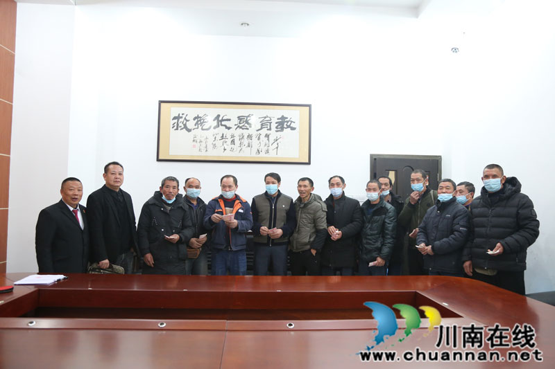 16名农民工喜得拖欠5年工资(图2) 16名农民工喜得拖欠5年工资(图2)