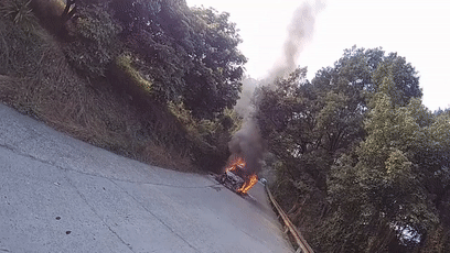 欲哭无泪｜泸州一面包车路上自燃，几千元猪肉变“焦炭”