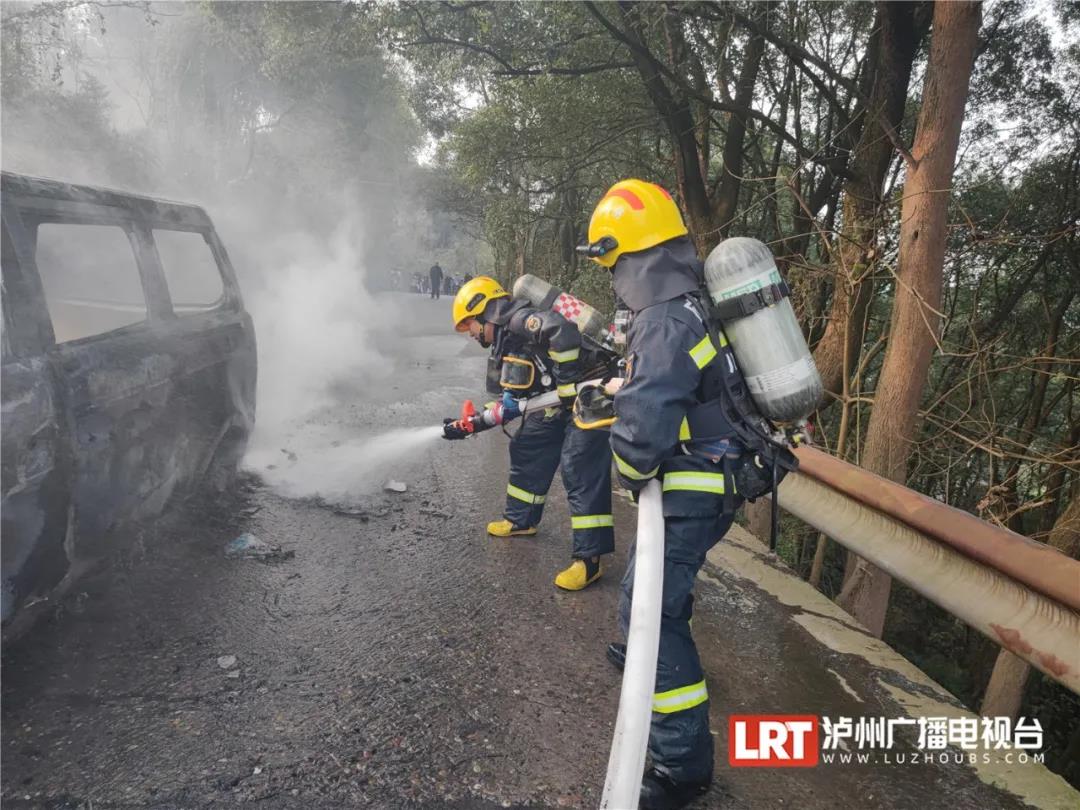 欲哭无泪｜泸州一面包车路上自燃，几千元猪肉变“焦炭”(图2)