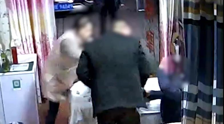 泸州盲人按摩师被打下跪，警察拾起他失去的尊严