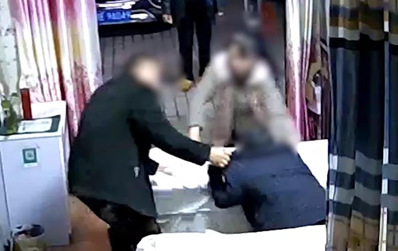 泸州盲人按摩师被打下跪，警察拾起他失去的尊严(图2)