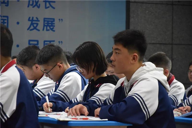 泸州十八中:与君共享三尺讲台,携手亮剑“一堂好课”(图3) 泸州十八中:与君共享三尺讲台,携手亮剑“一堂好课”(图3)