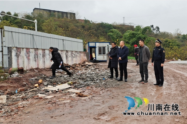 泸州市城管执法局督导泸县重污染天气应急应对工作(图1) 泸州市城管执法局督导泸县重污染天气应急应对工作(图1)