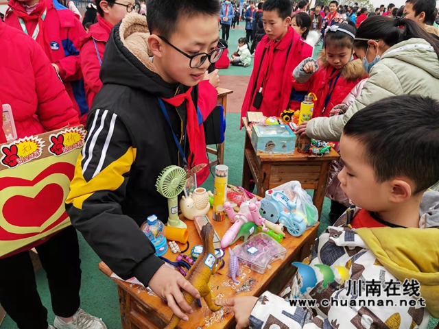 泸县得胜镇得胜中心小学校举办首届“爱满校园”爱心义卖活动(图6)