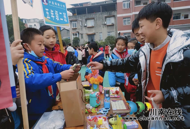 泸县得胜镇得胜中心小学校举办首届“爱满校园”爱心义卖活动(图5)