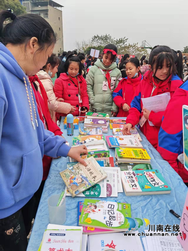 泸县得胜镇得胜中心小学校举办首届“爱满校园”爱心义卖活动(图8)
