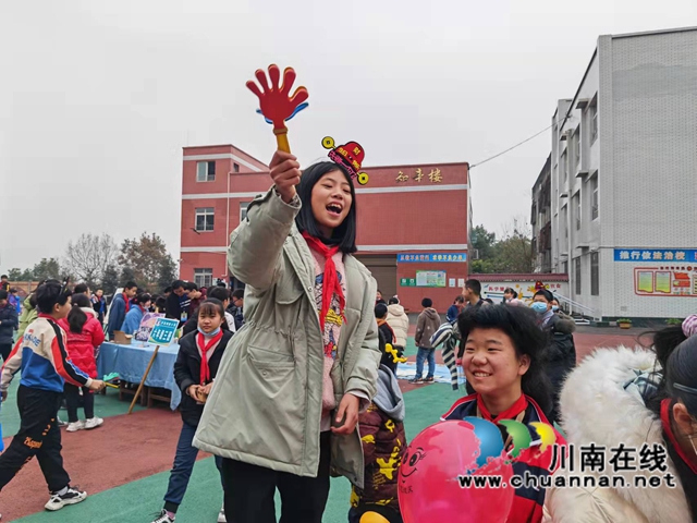 泸县得胜镇得胜中心小学校举办首届“爱满校园”爱心义卖活动(图9)