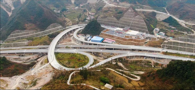 昭泸高速全线通车,泸州至昭通车程缩短两个小时(图1) 昭泸高速全线通车,泸州至昭通车程缩短两个小时(图1)