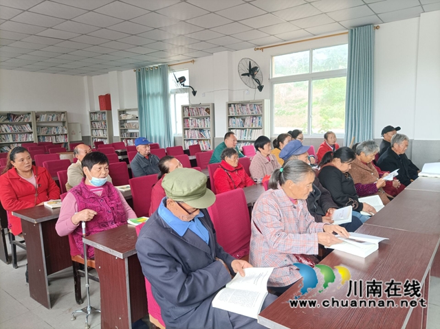 宜宾南溪区长兴镇开展“书香长兴——夕阳红”老年人读书活动(图1)