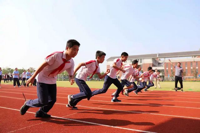 【围观】三人同天摔断胳膊？