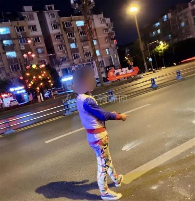 恶劣！两车擦刮，这“花裤”车主竟向对方面部抛洒石灰 内江警方：“捆”起来!