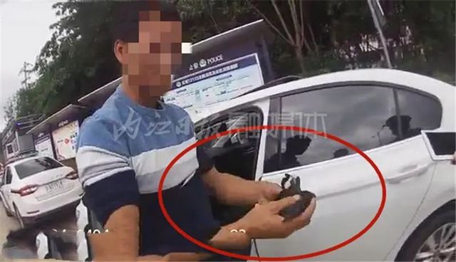 搞笑！男子在内江高速路上停车抓鸟，结果自己被“抓”了——