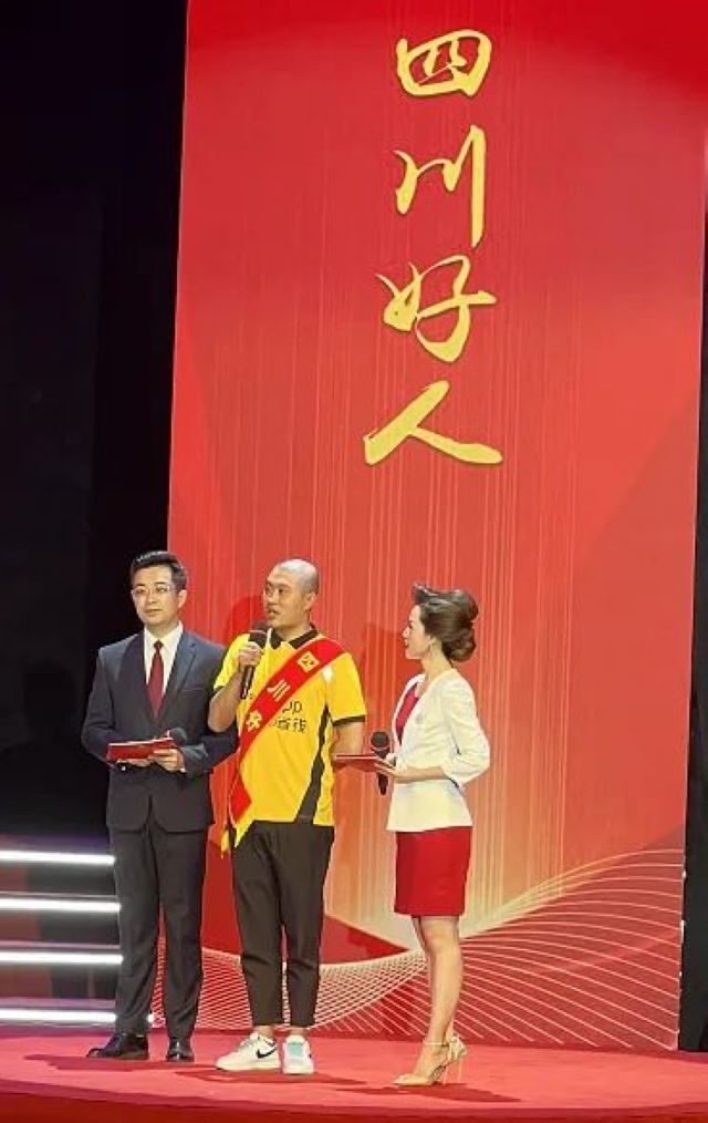 为泸州好人点赞!外卖小哥罗虫董入围“中国好人榜”四川候选人(图6) nEO_IMG_6.jpg