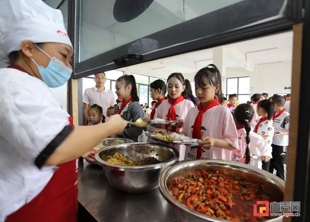 自贡6402名边远农村非寄宿制学校师生吃上免费午餐