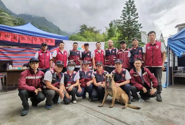 西南医大附院尹崇光：小型“移动医院”的领队 年过5旬仍要走在队员前面