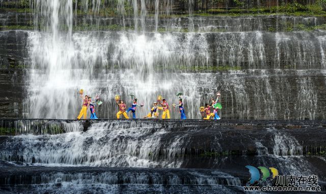 nEO_IMG_非遗文化《古蔺花灯》走进黄荆老林三连滩瀑布.jpg