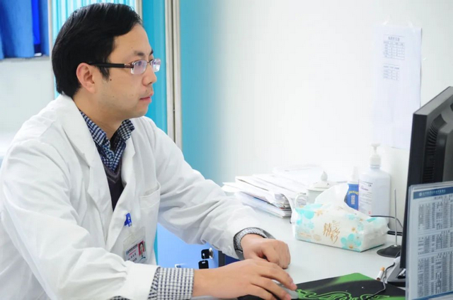 【关注】一大早，帅哥医生马路边接诊