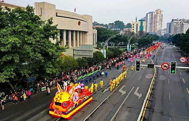 泸州公交便捷出行闹元宵：江阳看表演、龙马放河灯、纳溪逛集市……