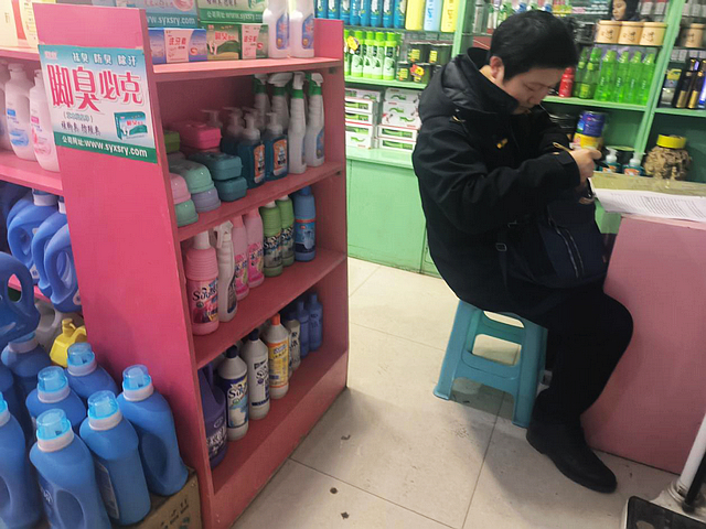 春雷行动2023 | 清洗效果不佳？古蔺查获一起涉嫌销售假冒“蓝月亮”洗衣液案