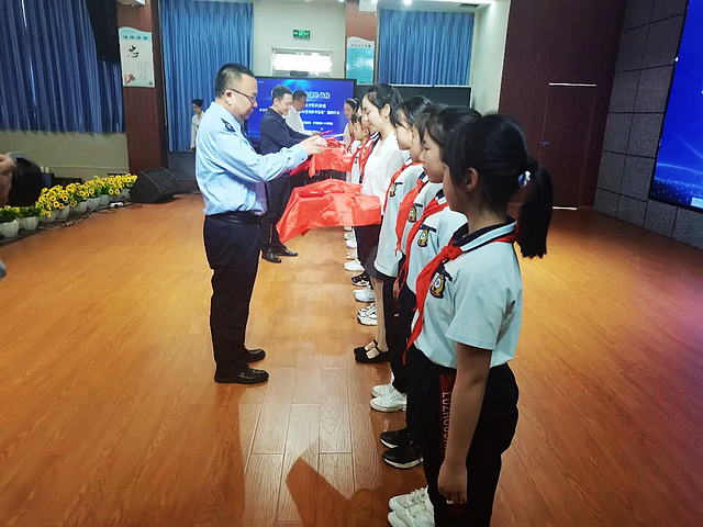 泸州十八中隆重举行“青少年税收普法教育基地”揭牌仪式(图6) nEO_IMG_6.jpg