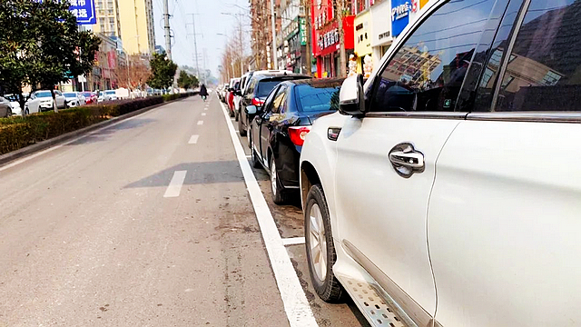 几百次占道停车不缴费！威远2名车主被起诉——