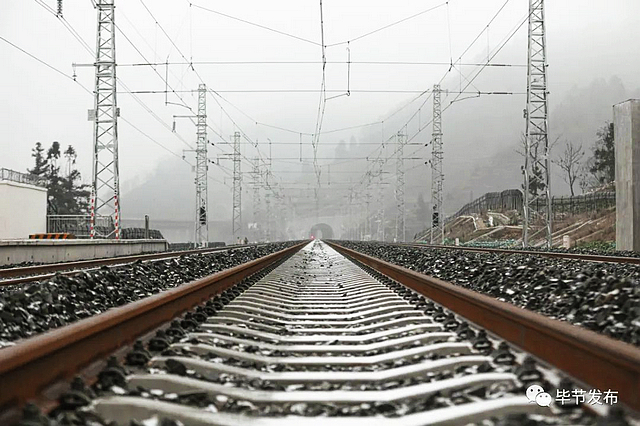 这个“V”字好亮眼——写在隆黄铁路叙毕段开通之际