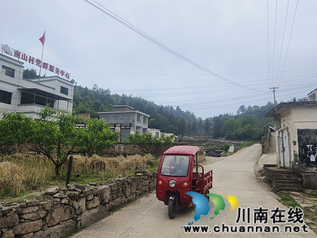 1.当地农户驾驶三轮车行驶在南山村新建公路上(曹庆摄影）.jpg
